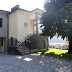 Mari Villa Dervio